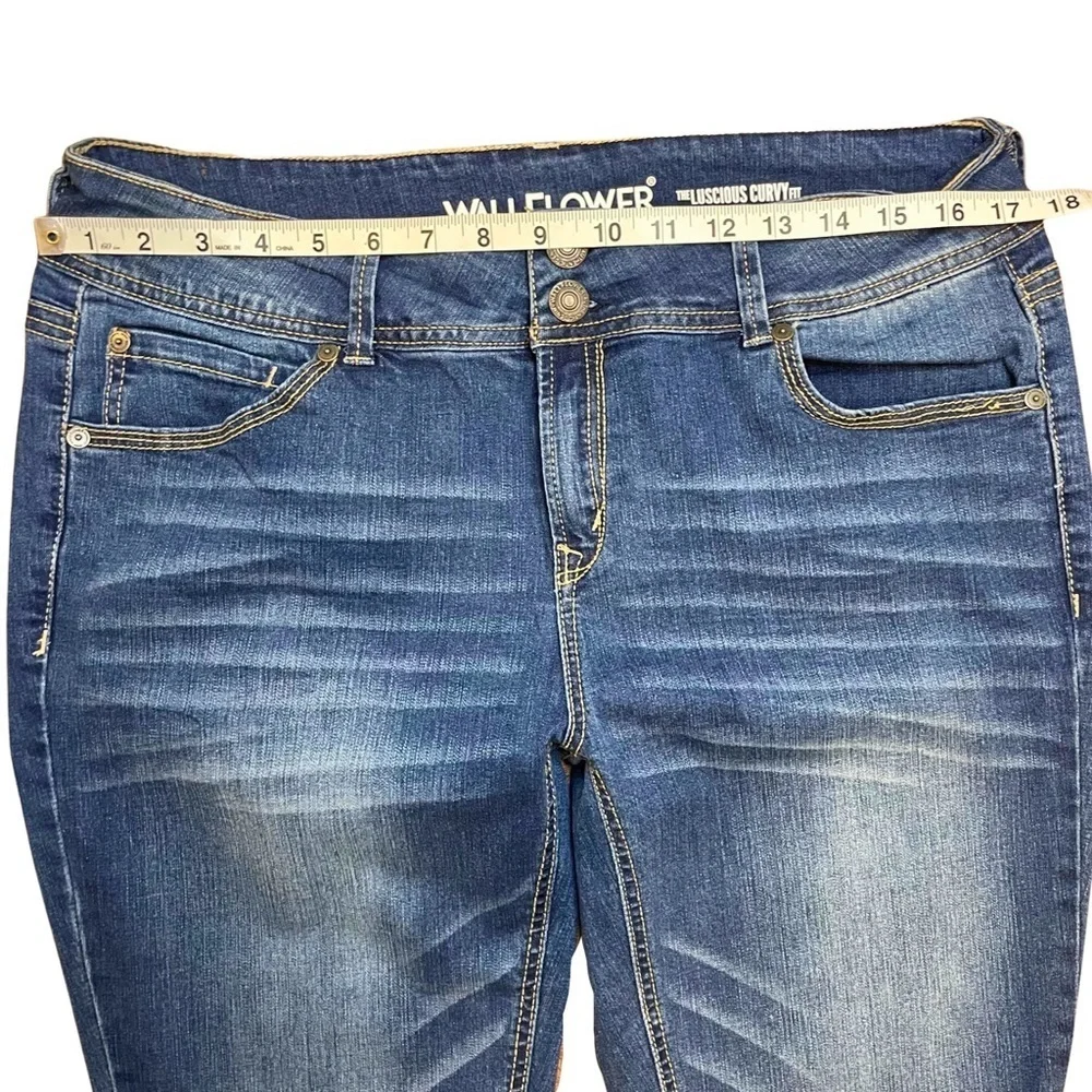 Wallflower Size 15 Juniors The Luscious Curvy Fit 35” waist PRELOVED
